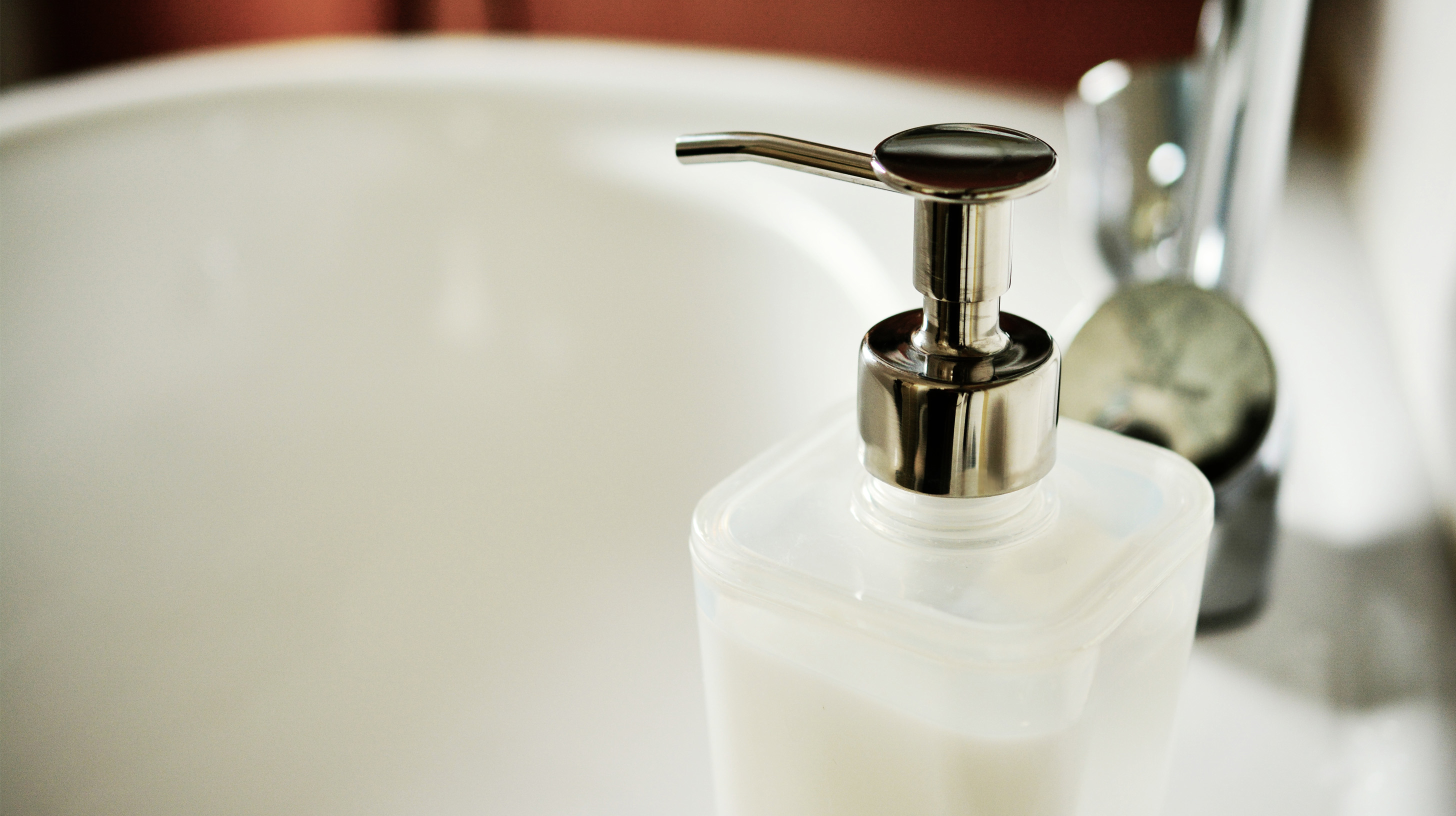 Feuriger Grill mit Lebensmitteln darauf